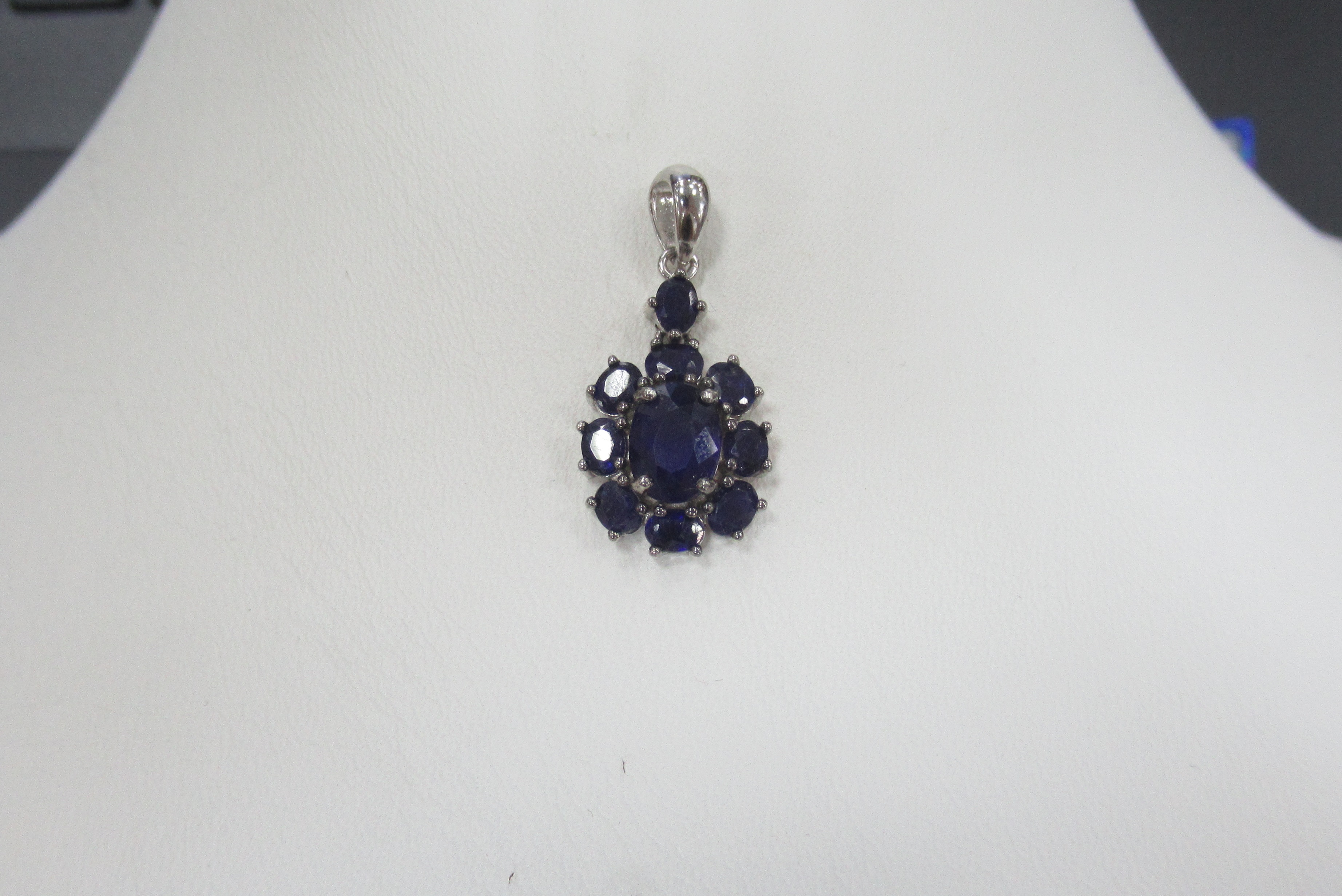 Серебряная подвеска с сапфирами